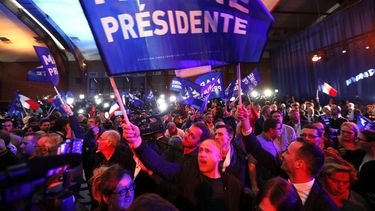 Los partidarios del candidato presidencial francés Marine Le Pen celebran después de los resultados de la primera vuelta de las elecciones
