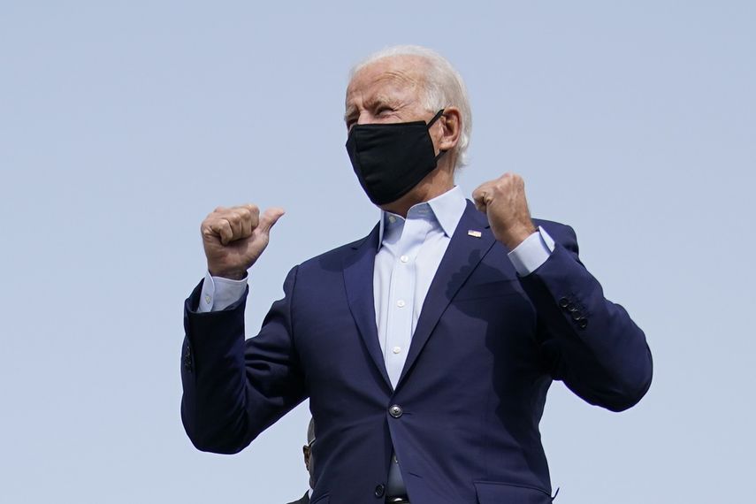 El candidato presidencial dem&oacute;crata Joe Biden aborda un avi&oacute;n rumbo a Florida en el aeropuerto de New Castle, en Delaware, el martes 15 de septiembre de 2020.&nbsp;