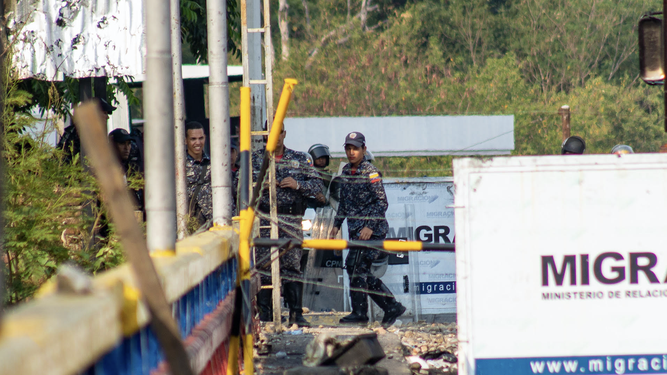 Funcionarios de la Policía Nacional Bolivariana en uno de los puentes fronterizos entre Colombia y Venezuela.&nbsp;