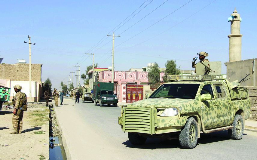 Miembros de las Fuerzas de Seguridad inspeccionan el lugar donde se ha producido una explosión en el distrito de Lashkar en Helmand, Afganistán.