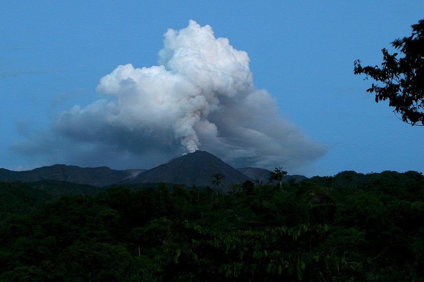 El Reventador es un estrato volcán compuesto, situado en una estribación del ramal oriental de la cordillera andina que se pierde con el inicio de la cuenca amazónica.