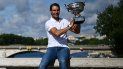 El español Rafael Nadal posa con su trofeo de Roland Garros en las calles de París