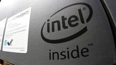 El logo de Intel en el exterior de una caja, en Pittsburgh.
