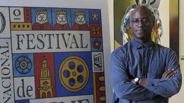 El cineasta estadounidense Barry Jenkins posa junto a un afiche del Festival Internacional de Cine de Morelia en Morelia, México, el 25 de octubre de 2022.