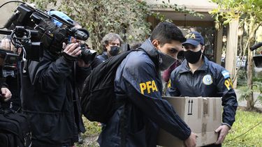 Policías confiscan una caja de documentos durante un allanamiento judicial en el Hotel Plaza Central donde se aloja la tripulación de un avión de carga Boeing 747 de propiedad venezolana, en Buenos Aires, Argentina, el martes 14 de junio de 2022.&nbsp;