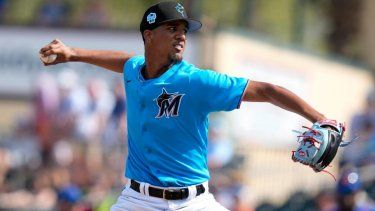 El pitcher de los Marlins de Miami, Eury Pérez, lanza durante un juego de los entrenamientos primaverales contra los Mets de Nueva York, el 4 de marzo de 2023.