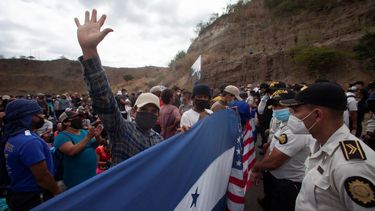 Migrantes hondureños se reúnen frente a un bloqueo policial en una carretera en Vado Hondo, Guatemala, el domingo 17 de enero de 2021.