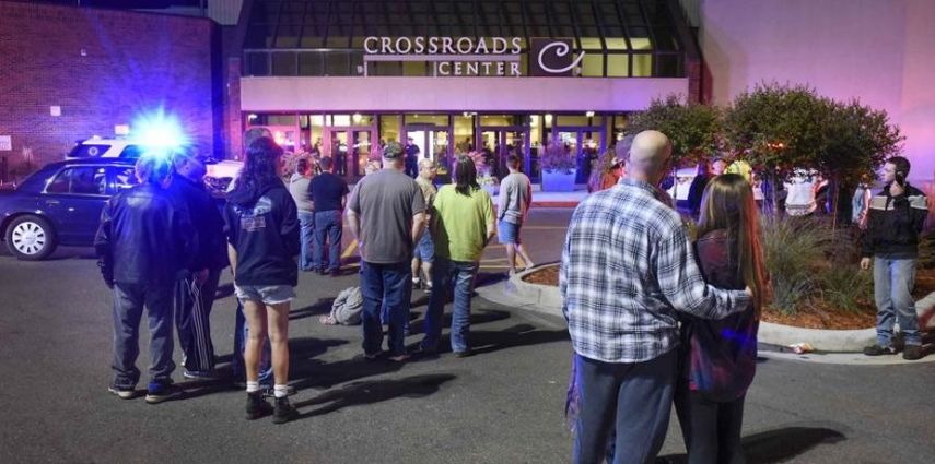 El agresor, que ha sido identificado y que solo estaba fichado por la policía por infracciones de tráfico, entró en el centro comercial de esta ciudad de unos 70.000 habitantes sobre las 20.15 horas del sábado