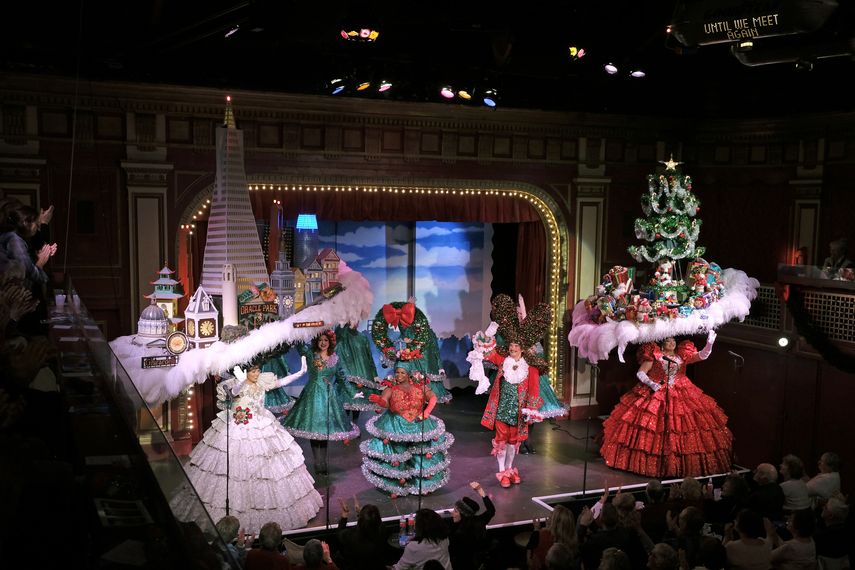En esta foto del 4 de diciembre del 2019, actores participan en el n&uacute;mero final del musical Beach Blanket Babylon en San Francisco.
