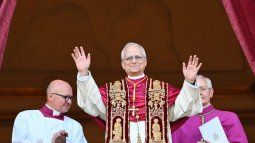 El recién elegido Papa León XIV, Robert Prevost, llega al balcón central de la Basílica de San Pedro por primera vez, tras la clausura del cónclave de los cardenales en el Vaticano, el 8 de mayo de 2025.