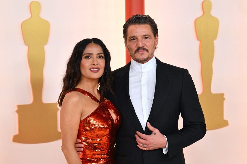 La actriz estadounidense-mexicana Salma Hayek y el actor chileno-estadounidense Pedro Pascal. Las estrellas asisten a la 95ª Entrega Anual de los Premios de la Academia en el Dolby Theatre de Hollywood, California, el 12 de marzo de 2023. &nbsp;