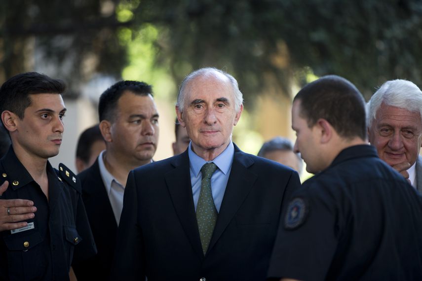 En esta foto de archivo del 23 de diciembre de 2013, el expresidente argentino Fernando de la Rúa sale de un tribunal federal en Buenos Aires, donde debió responder sobre supuesta corrupción y las muertes de manifestantes que dejó la represión policial en los últimos días de su gobierno. De la Rúa murió el martes 9 de julio de 2019, a los 81 años.&nbsp;