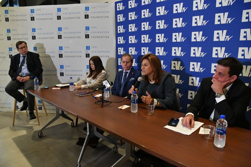 De izquierda a derecha: Los periodistas Leopoldo Castillo y Maybort Petit; el exembajador Diego Arria; la senadora colombiana Paola Holguín, y el senador de Paraguay, Anibal Zapattini.&nbsp;