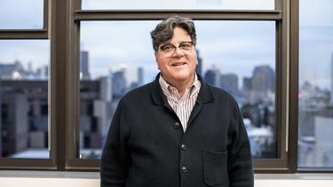 El escritor venezolano Luis Pérez Oramas. Fundación La Poeteca presenta a través de su canal de YouTube el poemario La mano segadora.