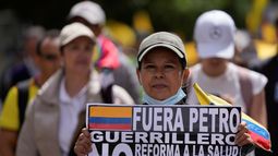 Manifestantes marchan contra el gobierno del presidente colombiano, Gustavo Petro, en Bogotá, Colombia, el martes 20 de junio de 2023.&nbsp;