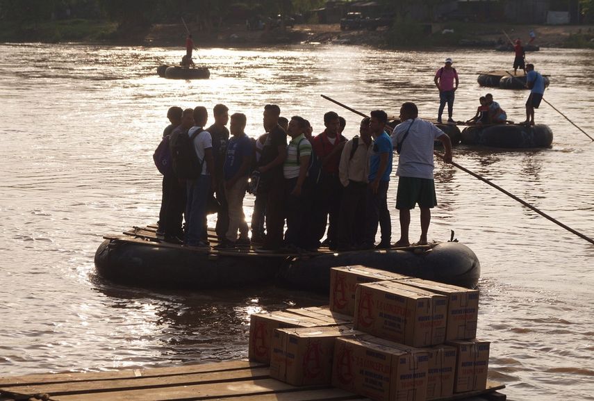 Un grupo de migrantes cruza el río Suchiate en balsa desde Guatemala hacia el estado de Chiapas, en México.&nbsp;