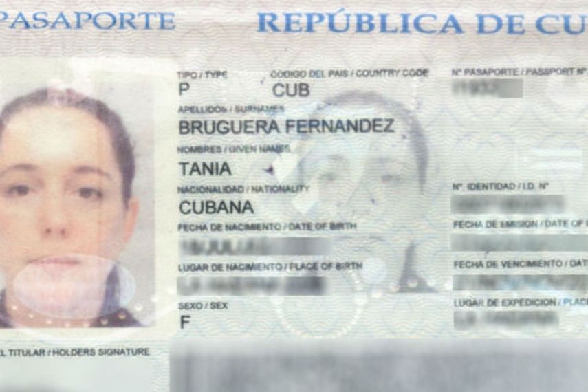 Pasaporte de la artista Tania Bruguera. (14ymedio)