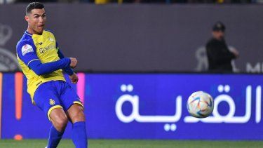 El astro portugués Cristiano Ronaldo patea el balón en un entrenamiento del Al-Nassr.
