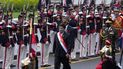 El presidente de Perú, Pedro Castillo, pasa junto a soldados al dirigirse a la Catedral para la misa tradicional del Día de la Independencia en Lima, Perú, el jueves 28 de julio de 2022.