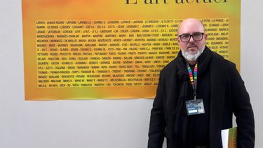 El artista Fredy Villamil en una exposición colectiva en el Salon Comparaisons, París.