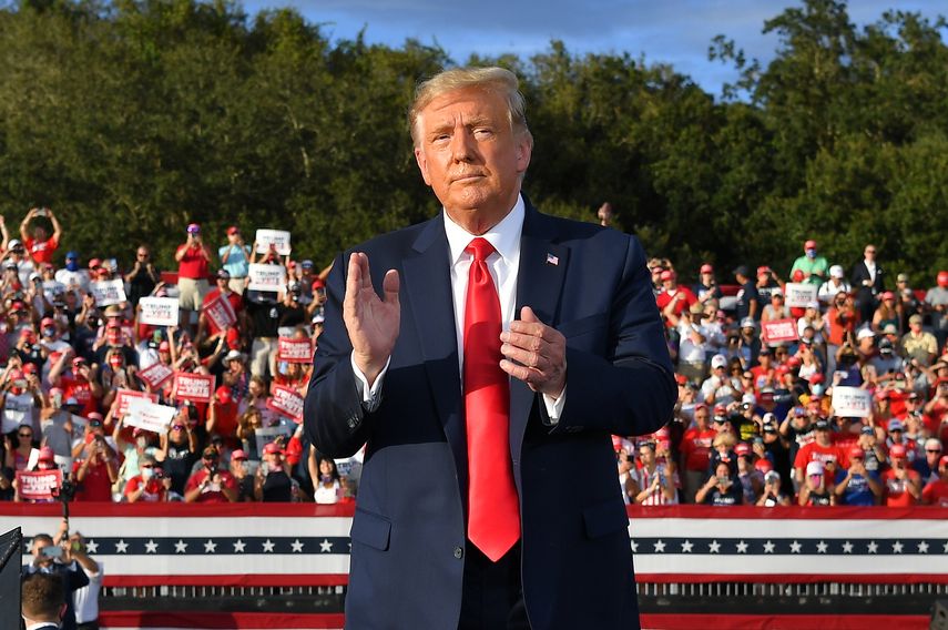 El presidente Donald Trump participa en un acto de campaña en Florida.