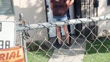 En esta imagen del 22 de abril de 2019 tomada por un agente del Servicio Animal del condado de Riverside, se muestra el arresto de Deborah Sue Culwell en su residencia de Coachella, California.&nbsp;