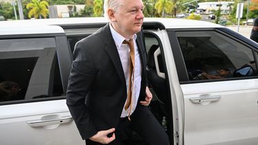 El fundador de WikiLeaks, Julian Assange, llegó a un tribunal estadounidense el 26 de junio para afrontar una audiencia judicial final en virtud de un acuerdo de declaración de culpabilidad que se espera ponga fin a años de drama legal y le permita regresar a su Australia natal como un hombre libre.