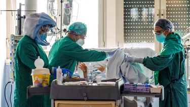 Missouri demand&oacute; el martes al gobierno de&nbsp;China&nbsp;por el&nbsp;coronavirus, alegando que las autoridades de ese pa&iacute;s tienen la culpa de la pandemia. En la foto, m&eacute;dicos atienden a un paciente en la Unidad de Cuidados Intensivos del hospital Tor Vergata Covid-4, el 21 de abril de 2020 en Roma.