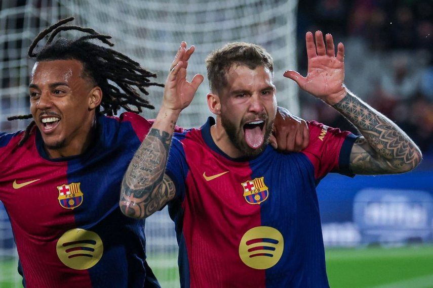 Iñigo Martínez (derecha), del Barcelona, celebra después de anotar el tercer gol de su equipo en un partido, el 25 de febrero de 2025.