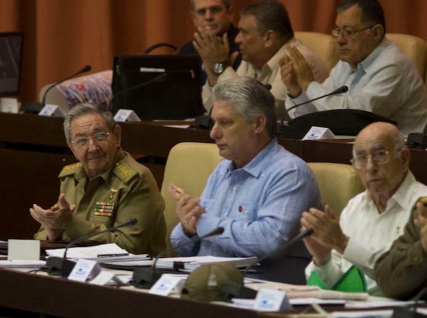 De izquierda a derecha, el gobernante Raúl Castro; el primer vicepresidente Miguel Díaz-Canel, y José Ramón Machado Ventura, el número dos del partido Comunista cubano (TWITTER/@turquinauta) 