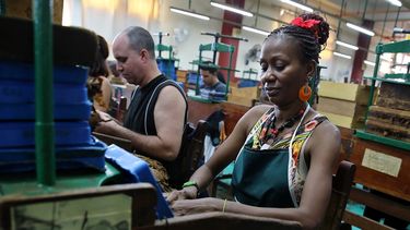 Una mujer elabora puros habanos en una fábrica de tabacos en La Habana, Cuba, una de las empresas estatales controladas por el régimen.