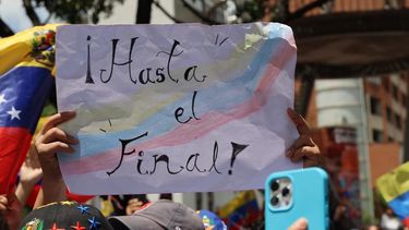 Ciudadanos sostienen ancarta con el eslogan Hasta el final