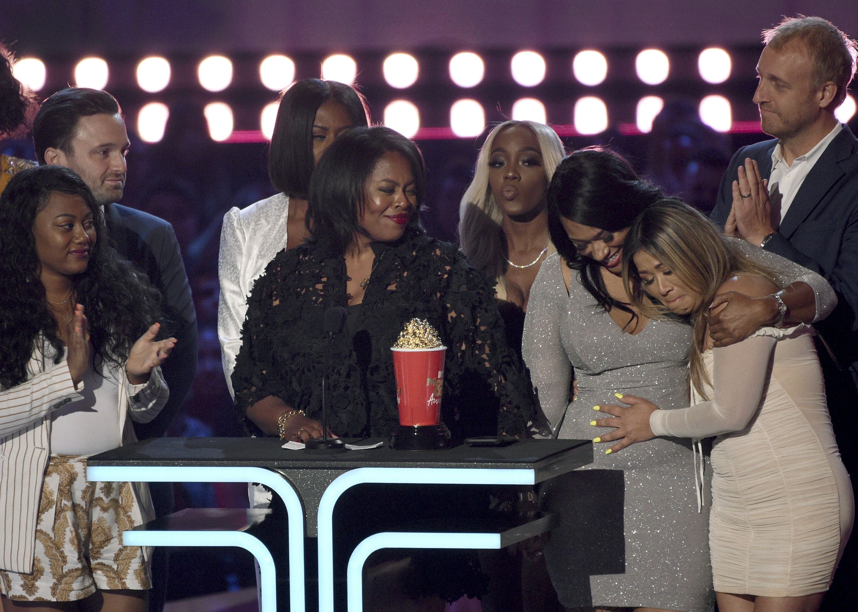 Participantes y realizadores de Surviving R. Kelly reciben el premio al Mejor documental en la ceremonia de los Premios MTV al Cine y la TV, el 15 de junio de 2019 en Santa Mónica, California. Participantes y realizadores de Surviving R. Kelly reciben el premio al Mejor documental en la ceremonia de los Premios MTV al Cine y la TV, el 15 de junio de 2019 en Santa Mónica, California.