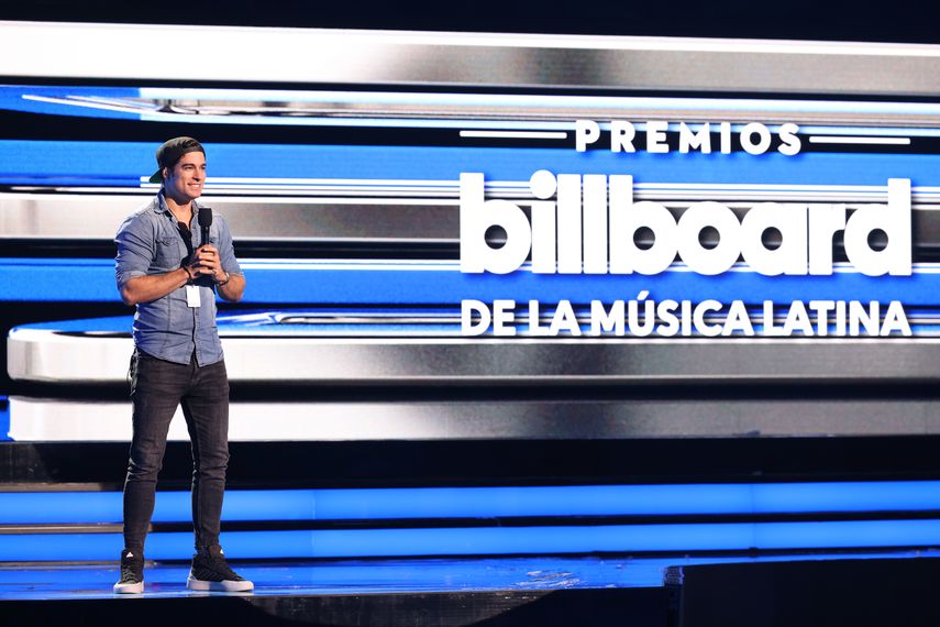 El presentador Danilo Carrera ensaya en el Watsco Center de Coral Gables, Florida, para la ceremonia de los Latin Billboard 2023.