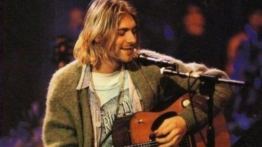 Kurt Cobain en el concierto MTV Unplugged in New York en 1993. Juliens Auctions subastará una guitarra del artista.
