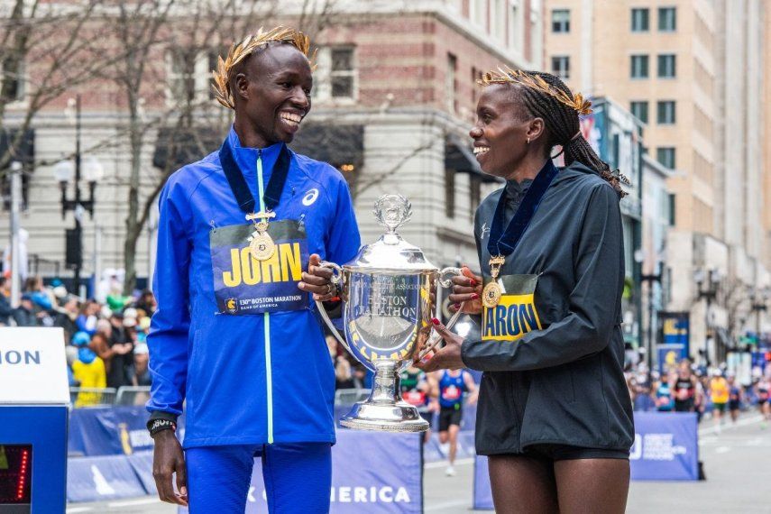 Los kenianos John Korir y Sharon Lokedi posan con el trofeo luego de culminar primeros en sus respectivas carreras en la maratón de Boston, el 20 de abril de 2026.