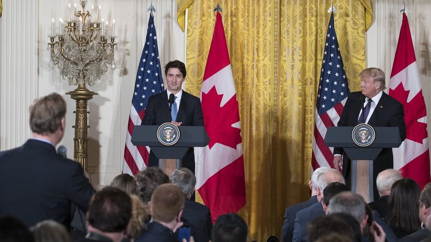 El presidente de Estados Unidos, Donald&nbsp;Trump&nbsp;(d), participa en una rueda de prensa junto al primer ministro de&nbsp;Canadá, Justin Trudeau, este lunes 13 de febrero de 2017, en la Habitación Este de la Casa Blanca, en Washington, EEUU.