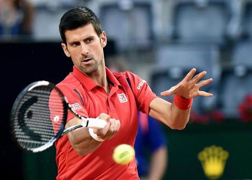El tenista serbio Novak Djokovic devuelve la pelota al brasileño Thomaz Bellucci durante su partido de octavos de final del Masters 1.000 de Roma. (EFE) 