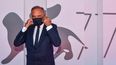 El director del Festival de Cine de Venecia, Alberto Barbera se pone una mascarilla mientras posa fuera del palacio del festival en la v&iacute;spera de la inauguraci&oacute;n del 77 Festival de Cine de Venecia, el 1 de septiembre de 2020 en el Lido de Venecia.&nbsp;