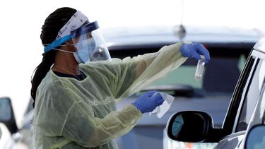 Una trabajadora sanitaria realiza pruebas de COVID-19 en un centro de pruebas, en Florida.