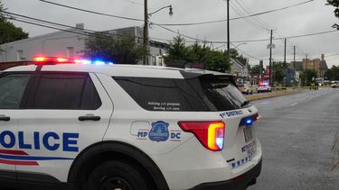 El Departamento de Policía Metropolitana en el lugar de un doble tiroteo el 18 de agosto de 2025 en Washington, D.C.