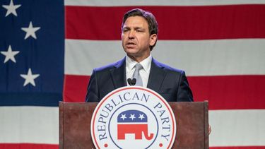 El gobernador de Florida y aspirante presidencial republicano de 2024, Ron DeSantis, habla en la Cena Lincoln 2023 del Partido Republicano de Iowa, el 28 de julio de 2023.