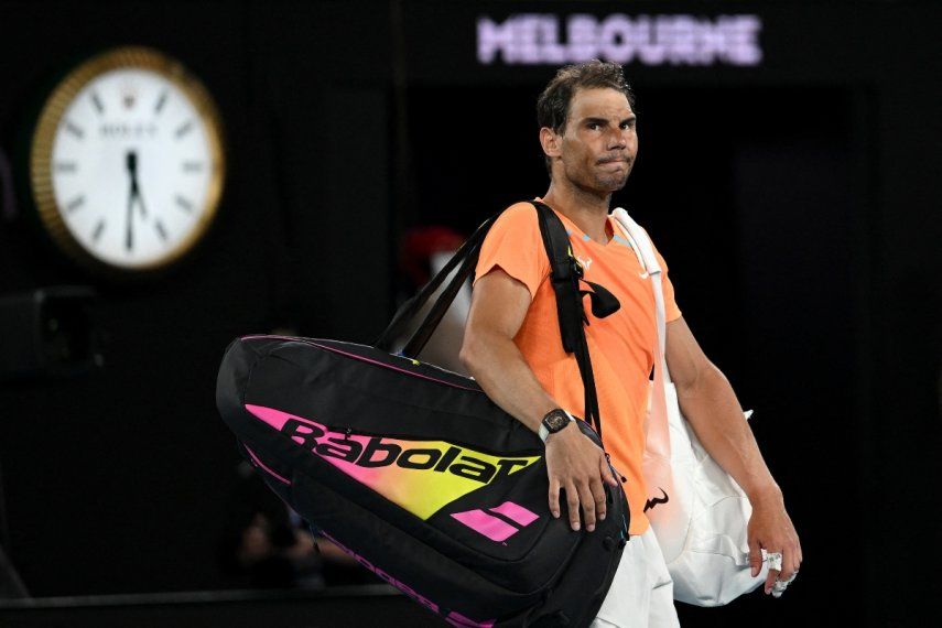 El español Rafael Nadal abandona la cancha luego de caer derrotado en el Abierto de Australia.
