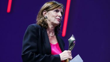 En esta foto de archivo tomada el 13 de octubre de 2018, se ve a Michèle Léridon&nbsp;de AFP recibiendo un premio para un fotógrafo de AFP durante la ceremonia de clausura de los Premios Bayeux-Calvados 2018 para corresponsales de guerra en Bayeux, noroeste de Francia.&nbsp;