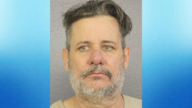 Louis Younglove enfrenta cargos por delitos criminales.