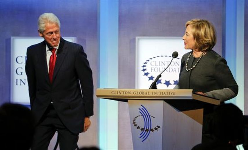  Imagen de archivo (22/09/2014) de Hillary y Bill Clinton en Nueva York. Según adelanta hoy en exclusiva el New York Times, la exsecretaria de Estado de EE.UU. usó exclusivamente su correo privado durante los cuatro años que estuvo en el cargo y su equ