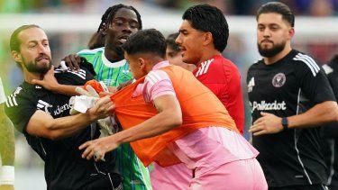 El jugador Tomás Avilés (chaleco naranja), del Inter Miami, pelea con jugadores de los Sounders de Seattle tras la final de la Leagues Cup, el 31 de agosto de 2025.