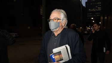 El actor estadounidense Robert De Niro sale del Tribunal Federal de Manhattan en la ciudad de Nueva York el 8 de noviembre de 2023.