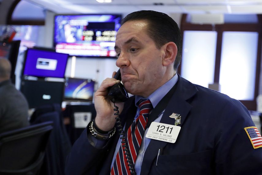 El operador Tommy Kalikas trabaja en la Bolsa de Valores de Nueva York el lunes 27 de enero de 2020. ARCHIVO