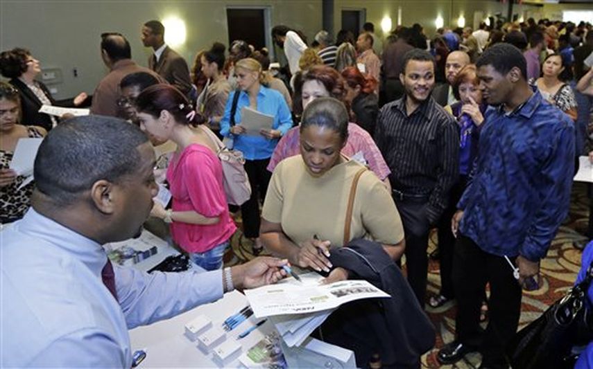 En imagen del 22 de octubre de 2014, cientos de personas acuden a una feria del trabajo en busca de empleo en Miami Lakes, Florida. Foto AP